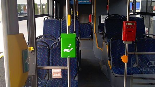 Dezynfekcja rąk w autobusie. Na razie testowo 