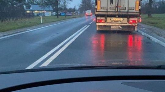 DK 12 zablokowana w obu kierunkach. Zderzenie aut