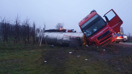 DK 50. Ciężarówka z płynnym asfaltem w rowie