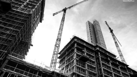 Dlaczego warto wynająć szalunki ścienne i stropowe, zamiast ich kupować?