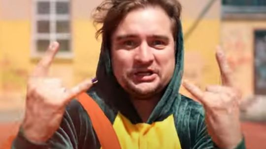 Do pracy garnitur, po pracy luz. Radny wystąpił w klipie