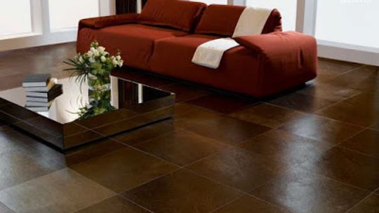 Dobieramy płytki do salonu