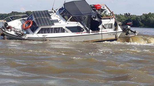 Dramatyczne chwile na rzece. Pomogli policyjni wodniacy