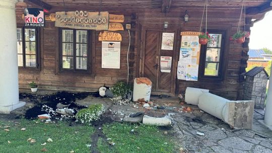 Driftował po pijaku i uszkodził zabytkowy budynek