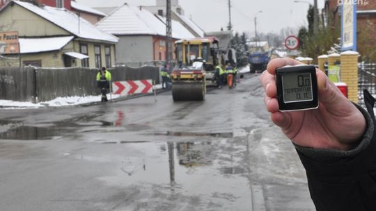 Drogowcy kładą asfalt... zimą! Czy powinni?