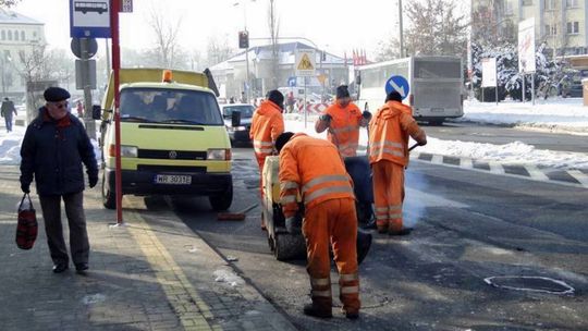Drogowcy łatają największe dziury - zobacz gdzie