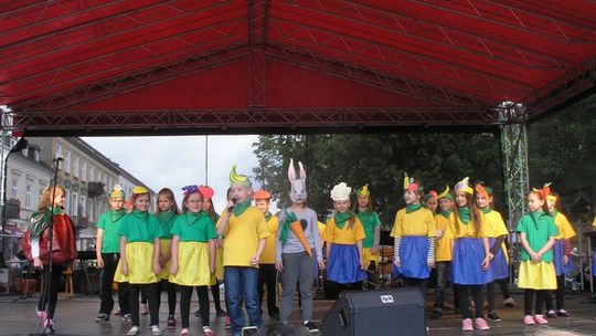 Drugoklasiści z PSP nr 15 zachęcali do jedzenia owoców i warzyw