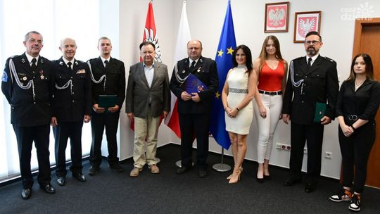 Druhowie Andrzej i Marcin Pasek z OSP Stawiszyn z nagrodą "Strażak Miesiąca". Ugasili płonące auto na trasie S7