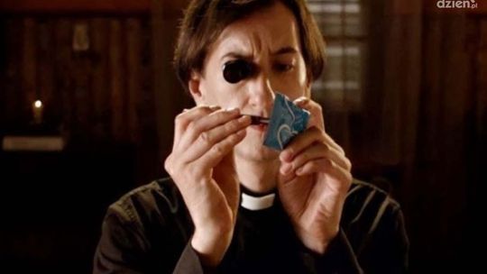 Duchowni i kondomy, czyli "Ojciec Szpiler" w Kinie Konesera