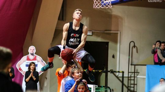 Dunker da show podczas meczu HydroTruck
