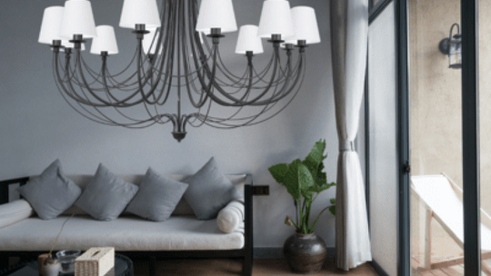 Duży żyrandol do salonu - stylowa ozdoba i funkcjonalne oświetlenie