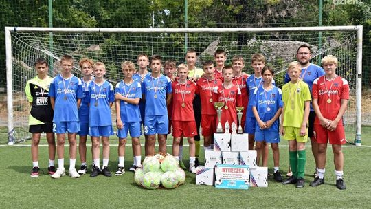 Dwa zespoły Broni na podium turnieju "Z podwórka na stadiony"