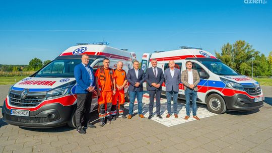 Dwie nowe karetki trafiły do Mazowieckiego Szpitala Specjalistycznego. To projekt Budżetu Obywatelskiego Mazowsza