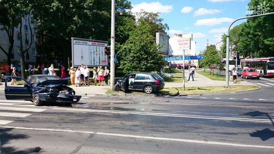 Dwie osoby w szpitalu. VW Golf zderzył się z audi.