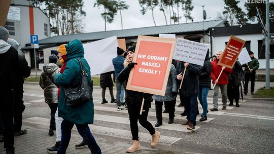 Dwie szkoły w gminie Jastrzębia do zamknięcia? Mieszkańcy protestowali przed urzędem