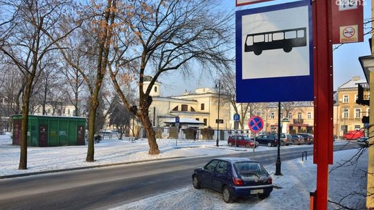 Dwóch 19-latków demolowało przystanek. Grozi im 5 lat