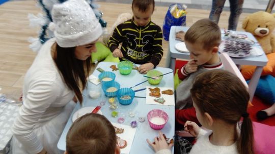 Dzieci dekorowały świąteczne pierniki