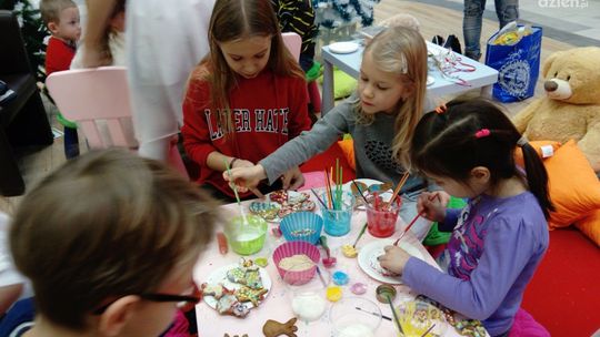 Dzieci dekorowały świąteczne pierniki