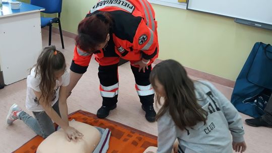 Dzieci uczą się jak udzielać pierwszej pomocy