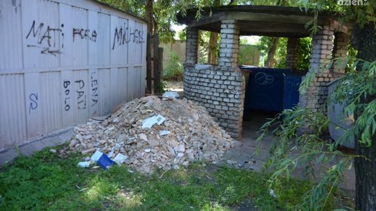 Dzikie gruzowiska pod blokiem - kto posprząta?