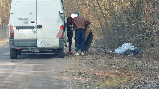 Dzikie wysypiska śmieci, policjanci znaleźli winnych