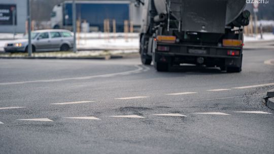 Dziury i ubytki w rejonie ronda kozienickiego