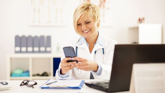 E-recepta a lek refundowany - co pacjent powinien wiedzieć przed zamówieniem recepty online?