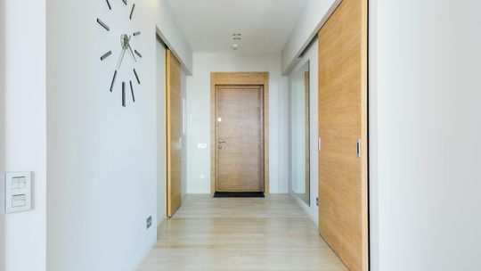 Ekskluzywne drzwi wewnętrzne – dlaczego modele ukryte i loftowe dominują w luksusowych aranżacjach?