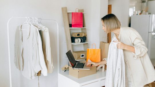 Elegancja i styl na co dzień – jak budować garderobę z klasą?