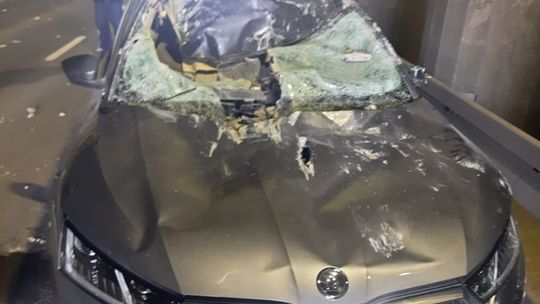 Element wiaduktu odpadł na samochód. Jedna osoba trafiła do szpitala