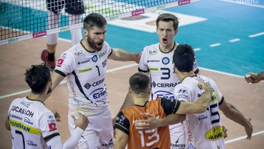 Emocje i pięć setów pod złotym sufitem. Cerrad Enea Czarni przegrali z Asseco Resovią 