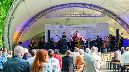 Etniczny koncert w muszli