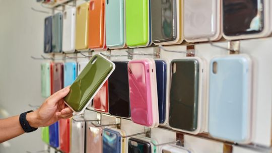 Etui przezroczyste, kolorowe czy personalizowane? Wybierz to idealne dla siebie