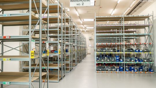 Etykiety samoprzylepne i ich rola w dzisiejszej logistyce magazynowej 