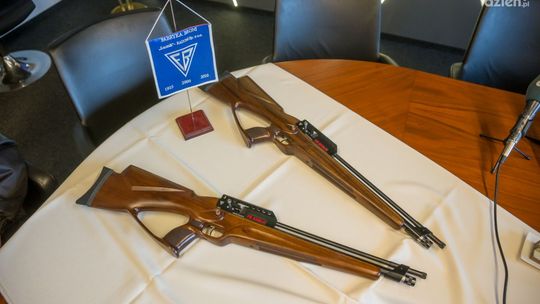 Fabryka Broni przekazała karabinki dla klas mundurowych