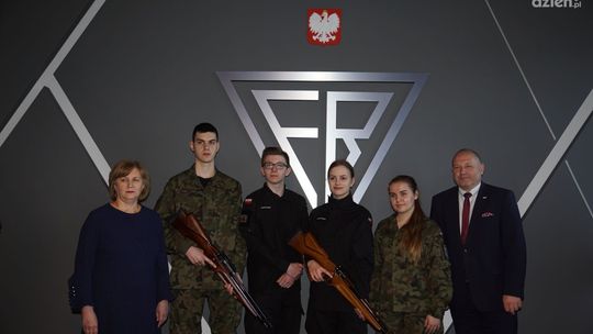 Fabryka Broni przekazała karabinki dla uczniów klas mundurowych 
