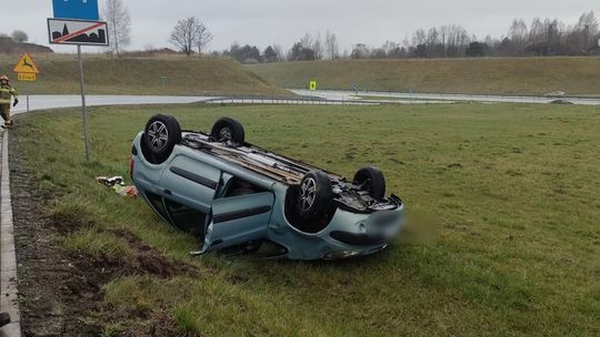 Falęcice. Dachowanie samochodu