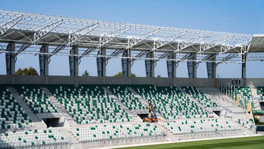 Krzesełka na trybunie zachodniej stadionu przy Struga 63 już zamontowane, trwają prace przy dachu