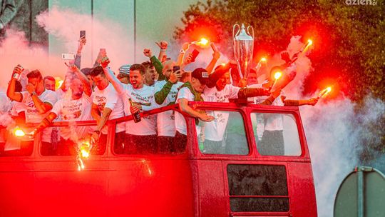 Feta piłkarzy i kibiców Radomiaka Radom na Placu Jagiellońskim po awansie do PKO Ekstraklasy [WIDEO, FOTO]