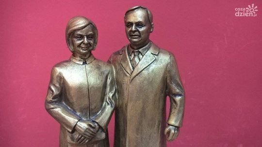 Figurka pary prezydenckiej. Nie każdy godzien?