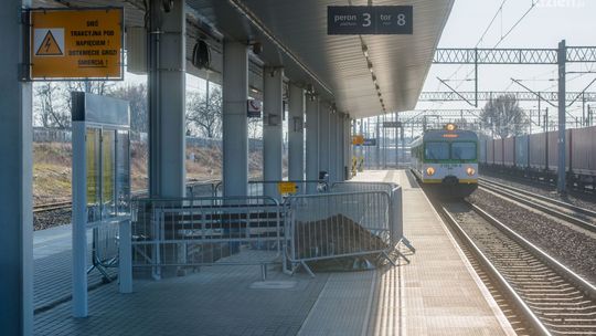 Frysztak: Zamiast wyświetlaczy wiszące kable 