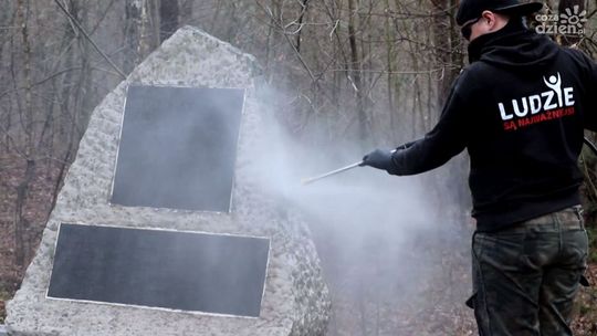 Fundacja oraz młodzież odnowiły pomnik poległych koło Szydłowca
