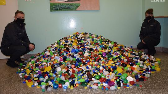 Funkcjonariusze Aresztu przekazali ponad 100 kg nakrętek