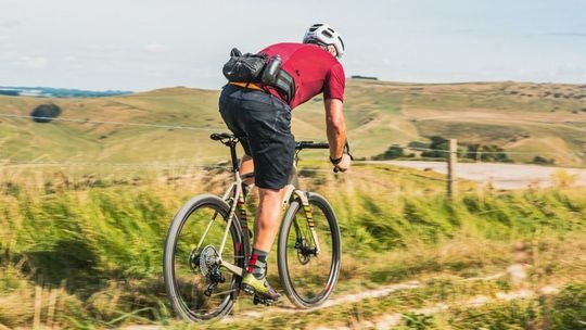 Garderoba rowerowa. Jaki strój wybrać do jazdy rowerem?