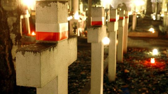 GDY ZAPADŁ ZMROK NA CMENTARZU…