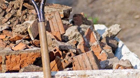 Gdzie wyrzucić gruz? Nie do śmietnika!