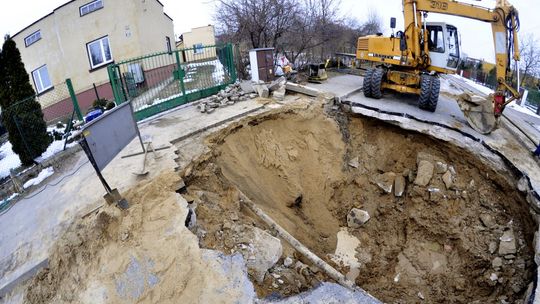 Gigantyczna dziura na ulicy Wośnickiej! Skrócono trasę "trzynastki"