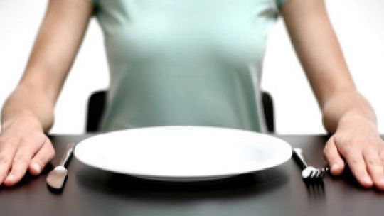 Głodówka nie prowadzi do utraty wagi