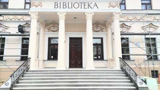 Główne wejście do biblioteki już otwarte
