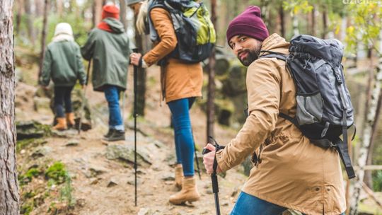 Górskie wyprawy i codzienne aktywności w najlepszym wydaniu: funkcjonalne kurtki softshell - najlepsze modele na ten sezon